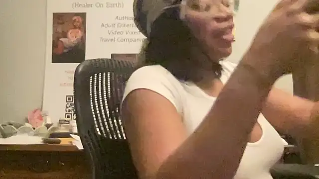 Snapshot of MommyConfident chatting on June 10, 5:39 am MommyConfident online show from June 10, 5:39 am