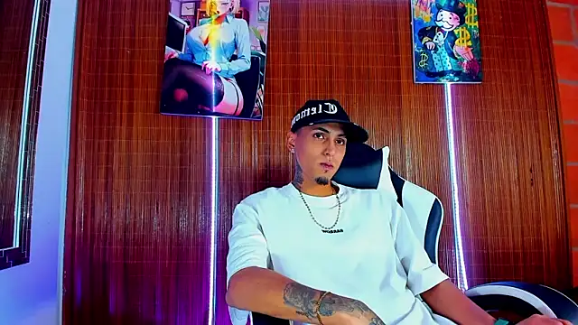 Snapshot of Liam_lee chatting on February 5, 8:57 pm Liam lee online show from February 5, 8:57 pm