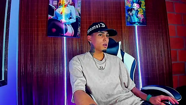 Snapshot of Liam_lee chatting on February 7, 11:19 pm Liam lee online show from February 7, 11:19 pm