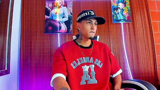 Snapshot of Liam_lee chatting on February 22, 3:43 pm Liam lee online show from February 22, 3:43 pm