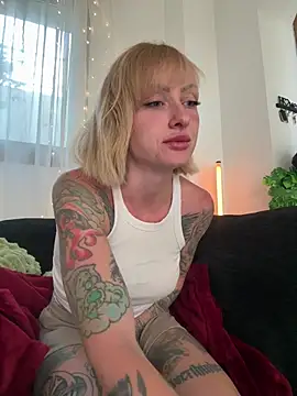 Snapshot of haileyhope_ chatting on May 16, 4:28 pm haileyhope online show from May 16, 4:28 pm