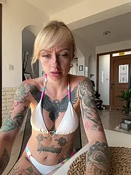 Snapshot of haileyhope_ chatting on August 4, 1:03 pm haileyhope online show from August 4, 1:03 pm