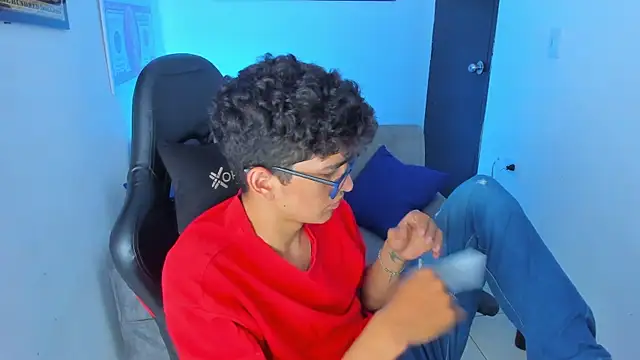 Snapshot of TylerWhite_ chatting on February 15, 9:27 am TylerWhite online show from February 15, 9:27 am