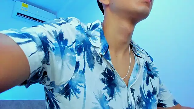 Snapshot of TylerWhite_ chatting on February 22, 2:39 am TylerWhite online show from February 22, 2:39 am