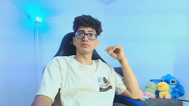 Snapshot of TylerWhite_ chatting on October 8, 4:43 am TylerWhite online show from October 8, 4:43 am