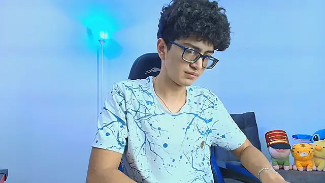 Snapshot of TylerWhite_ chatting on November 15, 7:49 am TylerWhite online show from November 15, 7:49 am