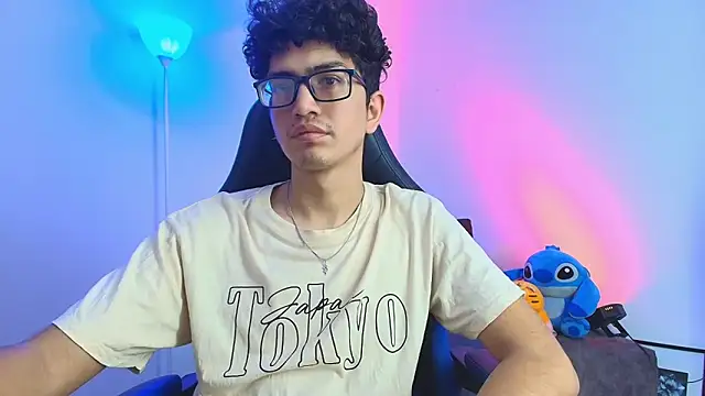 Snapshot of TylerWhite_ chatting on February 3, 9:47 am TylerWhite online show from February 3, 9:47 am