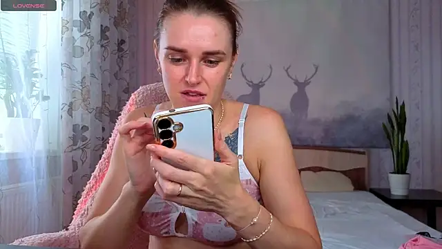 Snapshot of Bella__Swoon chatting on June 25, 6:18 am Bella Swoon online show from June 25, 6:18 am