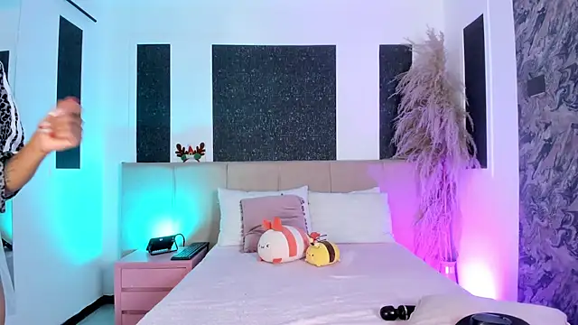 Alaia Manson online show from December 3, 7:45 pm