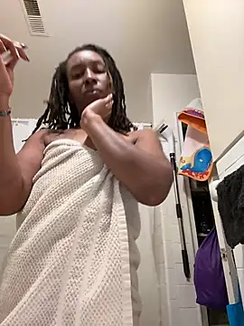 Snapshot of LeyaHoneybuns chatting on January 2, 2:54 am LeyaHoneybuns online show from January 2, 2:54 am