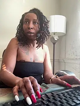 Snapshot of LeyaHoneybuns chatting on February 18, 6:58 pm LeyaHoneybuns online show from February 18, 6:58 pm