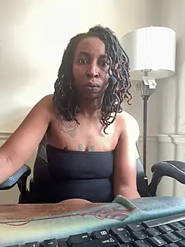 Snapshot of LeyaHoneybuns chatting on February 19, 7:16 pm LeyaHoneybuns online show from February 19, 7:16 pm