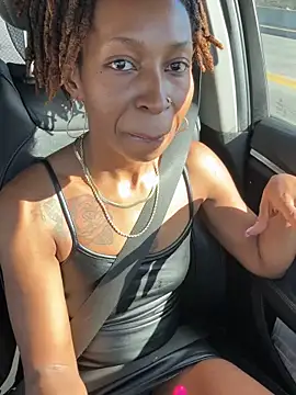 Snapshot of LeyaHoneybuns chatting on November 16, 4:01 pm LeyaHoneybuns online show from November 16, 4:01 pm