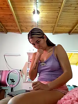 Snapshot of Iris_love18 chatting on April 21, 2:12 pm Iris love18 online show from April 21, 2:12 pm