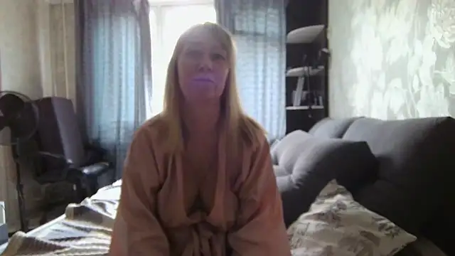 Snapshot of WindChristy chatting on June 19, 9:35 am WindChristy online show from June 19, 9:35 am