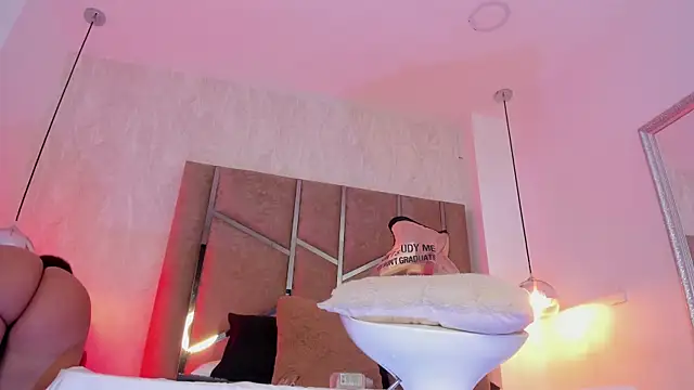 Martinaa Jones  online show from April 13, 1:05 pm