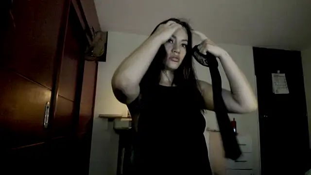 Lucyerobbie online show from April 14, 10:54 am