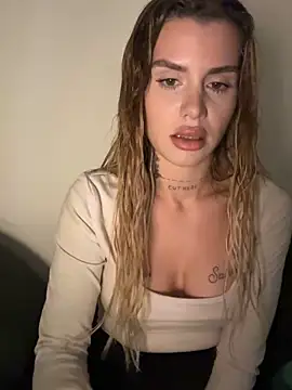 Snapshot of EmiliaCatalina chatting on February 3, 1:04 am EmiliaCatalina online show from February 3, 1:04 am