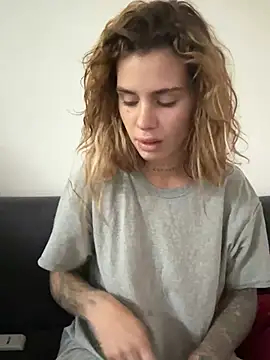 Snapshot of EmiliaCatalina chatting on February 7, 6:33 pm EmiliaCatalina online show from February 7, 6:33 pm