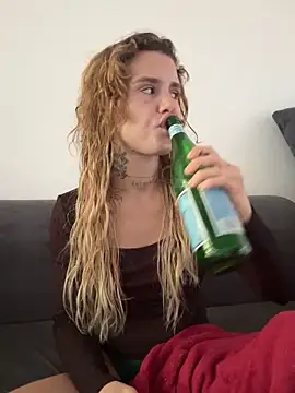 Snapshot of EmiliaCatalina chatting on February 10, 7:29 pm EmiliaCatalina online show from February 10, 7:29 pm