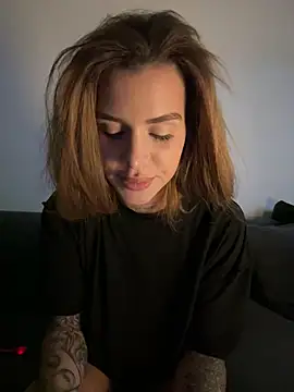 Snapshot of EmiliaCatalina chatting on February 14, 2:52 am EmiliaCatalina online show from February 14, 2:52 am