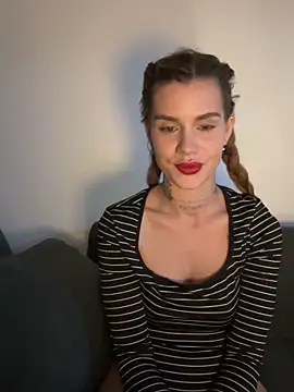 Snapshot of EmiliaCatalina chatting on February 15, 12:51 am EmiliaCatalina online show from February 15, 12:51 am