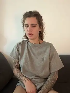 Snapshot of EmiliaCatalina chatting on February 15, 4:58 pm EmiliaCatalina online show from February 15, 4:58 pm