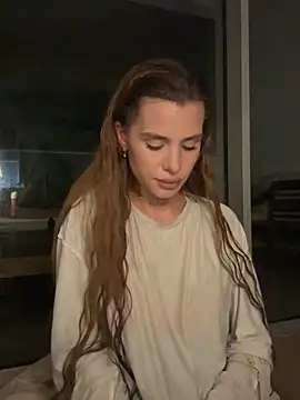 Snapshot of EmiliaCatalina chatting on February 22, 12:56 am EmiliaCatalina online show from February 22, 12:56 am