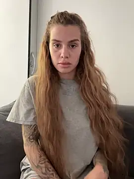 Snapshot of EmiliaCatalina chatting on February 23, 2:58 pm EmiliaCatalina online show from February 23, 2:58 pm