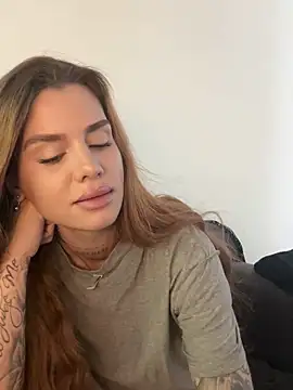 Snapshot of EmiliaCatalina chatting on March 1, 6:10 pm EmiliaCatalina online show from March 1, 6:10 pm