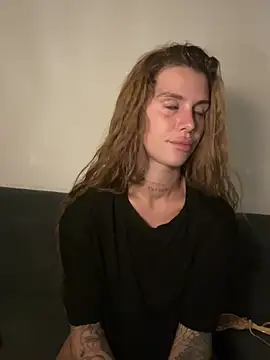 Snapshot of EmiliaCatalina chatting on March 3, 12:06 am EmiliaCatalina online show from March 3, 12:06 am