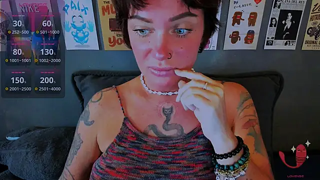 Snapshot of EllieOz chatting on June 5, 1:50 pm EllieOz online show from June 5, 1:50 pm