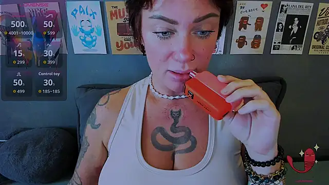 Snapshot of EllieOz chatting on June 15, 4:53 pm EllieOz online show from June 15, 4:53 pm