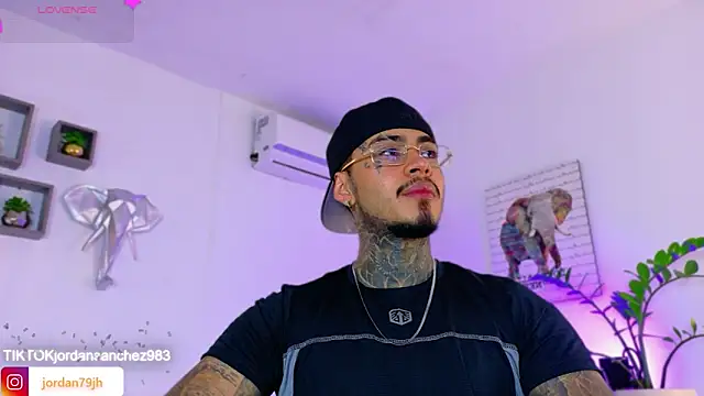 JordanSmiith  online show from April 3, 8:07 pm