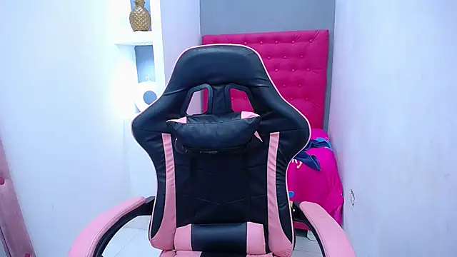 Snapshot of KatrinaQueen1 chatting on January 12, 10:04 pm KatrinaQueen1 online show from January 12, 10:04 pm