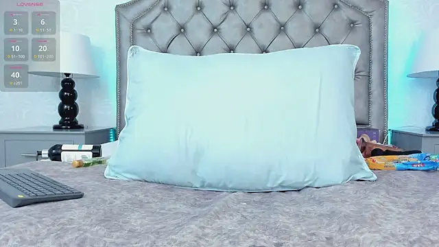 AdelaBrown online show from December 11, 9:30 am