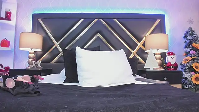 AdelaBrown online show from December 17, 9:28 am