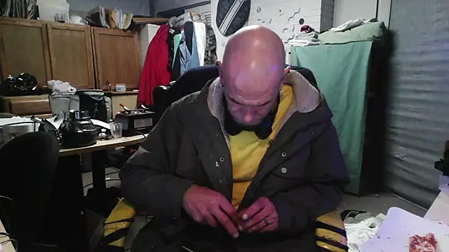 Snapshot of Badpuppyy chatting on March 8, 12:33 am Badpuppyy online show from March 8, 12:33 am