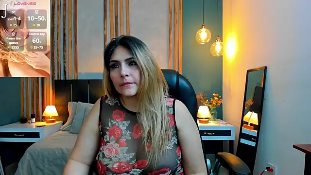 Snapshot of Melanie_silver_ chatting on June 3, 9:09 pm Melanie silver online show from June 3, 9:09 pm