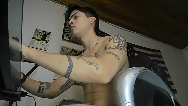 Snapshot of charlie_hotxxx chatting on May 3, 2:17 am charlie hotxxx online show from May 3, 2:17 am