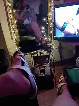 Snapshot of Dee-Lux_Fux chatting on November 18, 7:57 am Dee-Lux Fux online show from November 18, 7:57 am