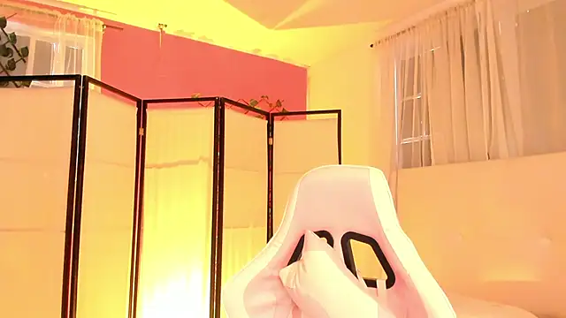 Snapshot of your_khloe chatting on October 23, 1:10 pm your khloe online show from October 23, 1:10 pm