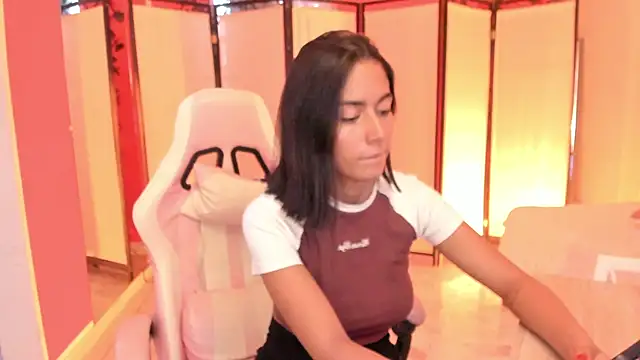 Snapshot of your_khloe chatting on November 18, 3:49 pm your khloe online show from November 18, 3:49 pm