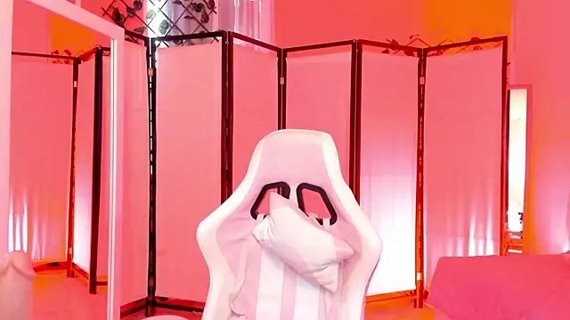 Snapshot of your_khloe chatting on December 19, 2:35 pm your khloe online show from December 19, 2:35 pm