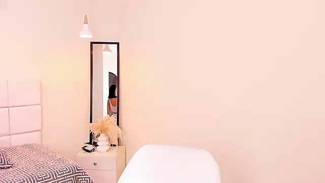 Snapshot of your_khloe chatting on February 4, 2:23 pm your khloe online show from February 4, 2:23 pm