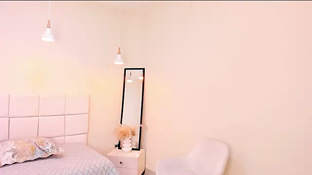 Snapshot of your_khloe chatting on February 20, 1:44 pm your khloe online show from February 20, 1:44 pm