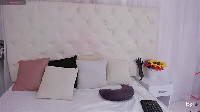 thaliia gomez online show from September 10, 7:03 pm