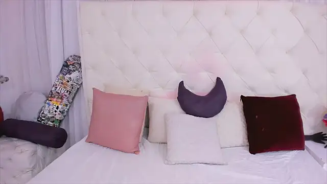 thaliia gomez online show from September 16, 7:04 pm