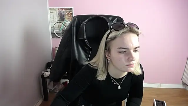 Snapshot of viktoria_lovely chatting on April 29, 11:03 am viktoria lovely online show from April 29, 11:03 am