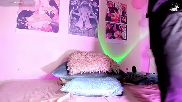 Snapshot of paymon19 chatting on December 9, 6:55 am paymon19 online show from December 9, 6:55 am